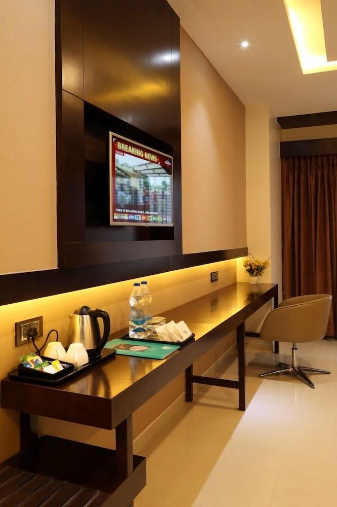 Executive Bathroom with bathtub - Picture of Treebo Trend Admiral Suites,  Aurangabad - Tripadvisor